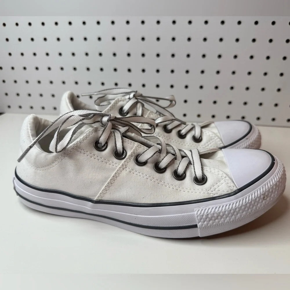 Converse Chuck Taylor All Star Low-Top Canvas Sneaker Women's 7 White & Black